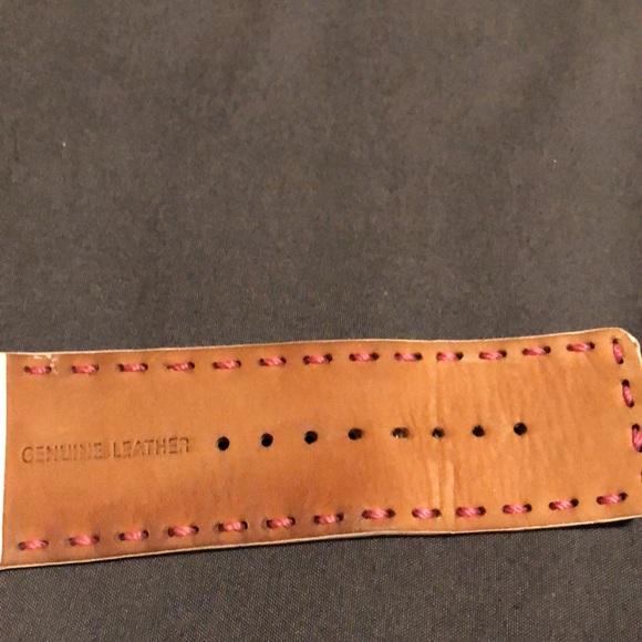 SALE!!! GUESS PINK & WHITE LEATHER WATCH ๐ฅ๐ฅ๐ฅ - Picture 5 of 10